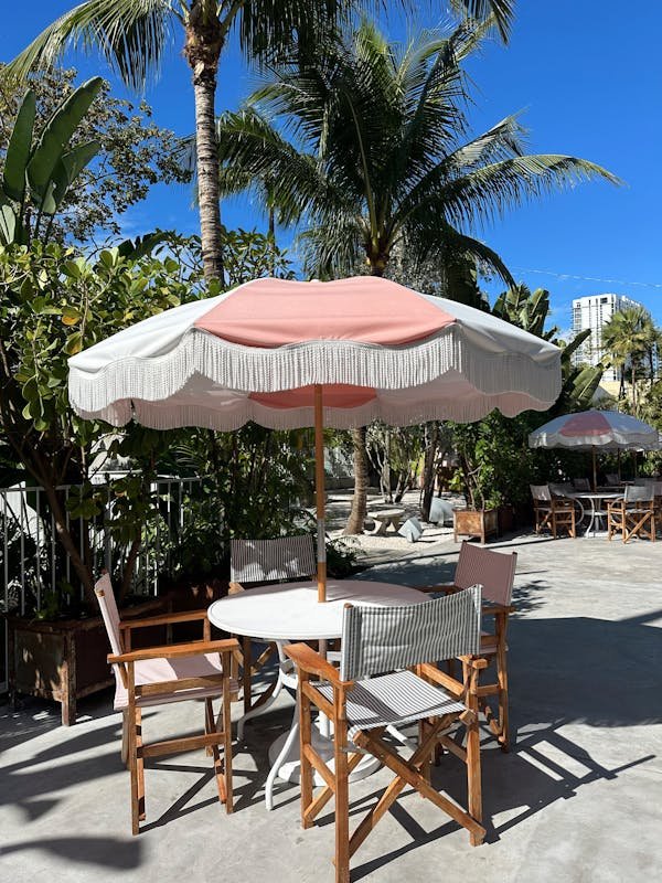 Le parasol pour terrasse restaurant : charme et protection assurés
